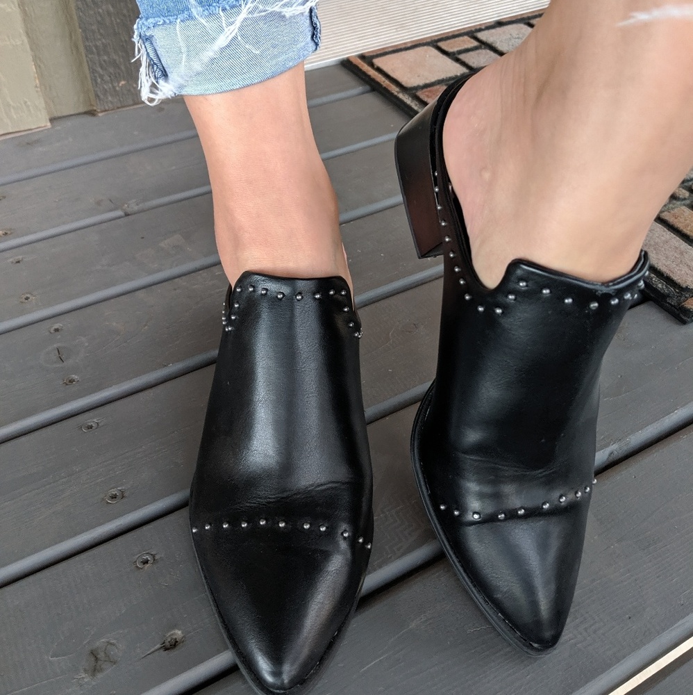 [Universal Tread] Black heeled mules